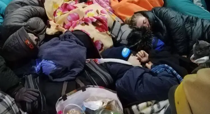 Personas atrincheradas en Ucrania
