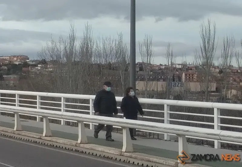 Paseantes por el puente nuevo de Zamora