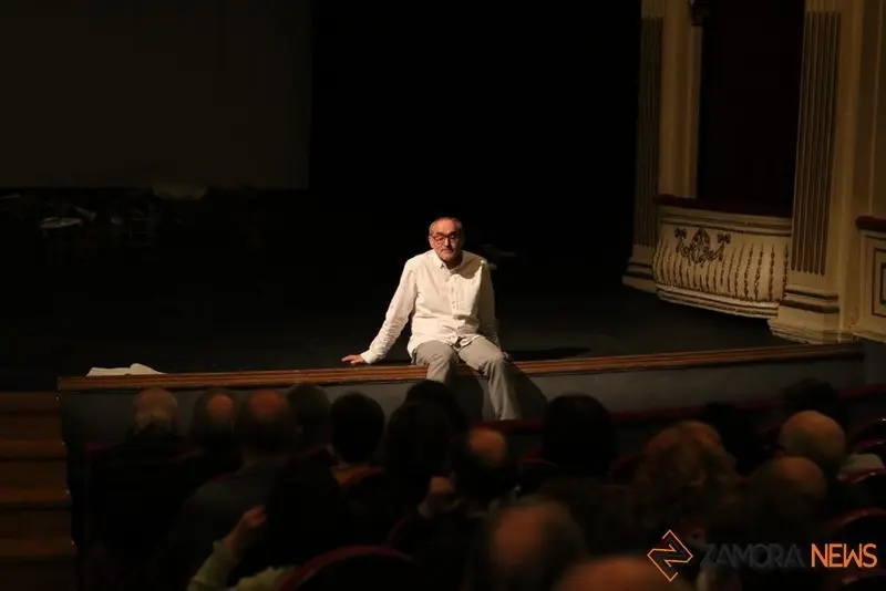 Julio Fernández, sobre el escenario del Teatro Principal. Foto Marcos Vicente