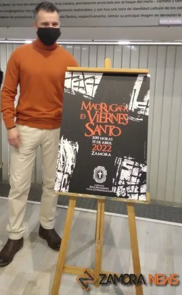 Ángel Ligero con su cartel