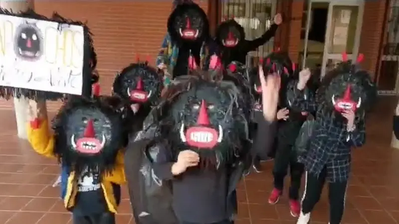 Alumnos disfrazados con mascaradas. Interbenavente