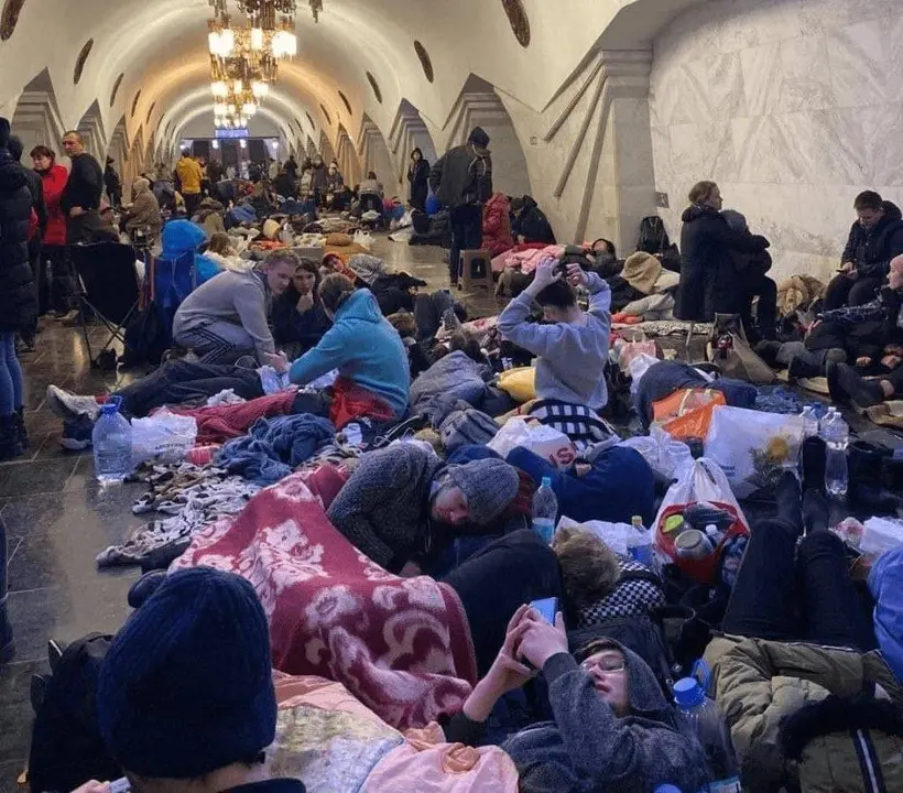 El metro de Kiev convertido en bunker y refugio