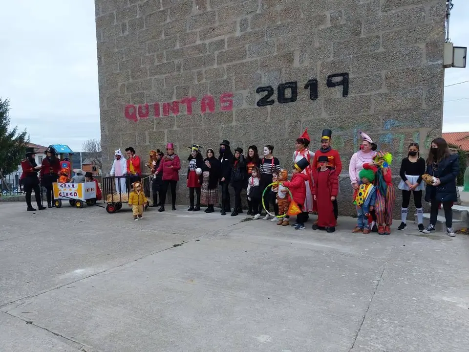 Vecinos de Villadepera disfrazados bajo la temática circense. Fotografía: Asociación Cultural Fuente Beber