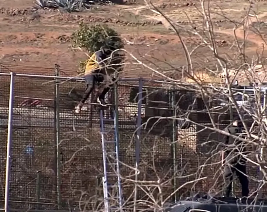 Captura de pantalla del momento de salto de la valla de Melilla