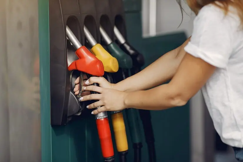 elegante-mujer-pie-gasolinera_1157-33894