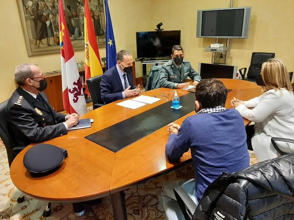 Reunión mantenida hoy con la alcaldesa de Morales del Vino y las FCSE acerca de los robos en la localidad