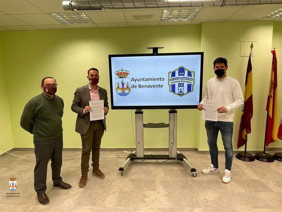 Firma convenio colaboración Ayuntamiento de Benavente y Atlético Benavente