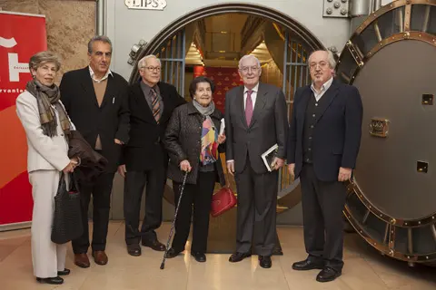 Clara Miranda, en el centro de la foto, en la sede del Instituto Cervantes de Madrid