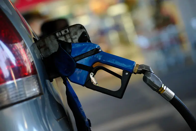 Repostaje en una gasolinera. Fotografía de archivo