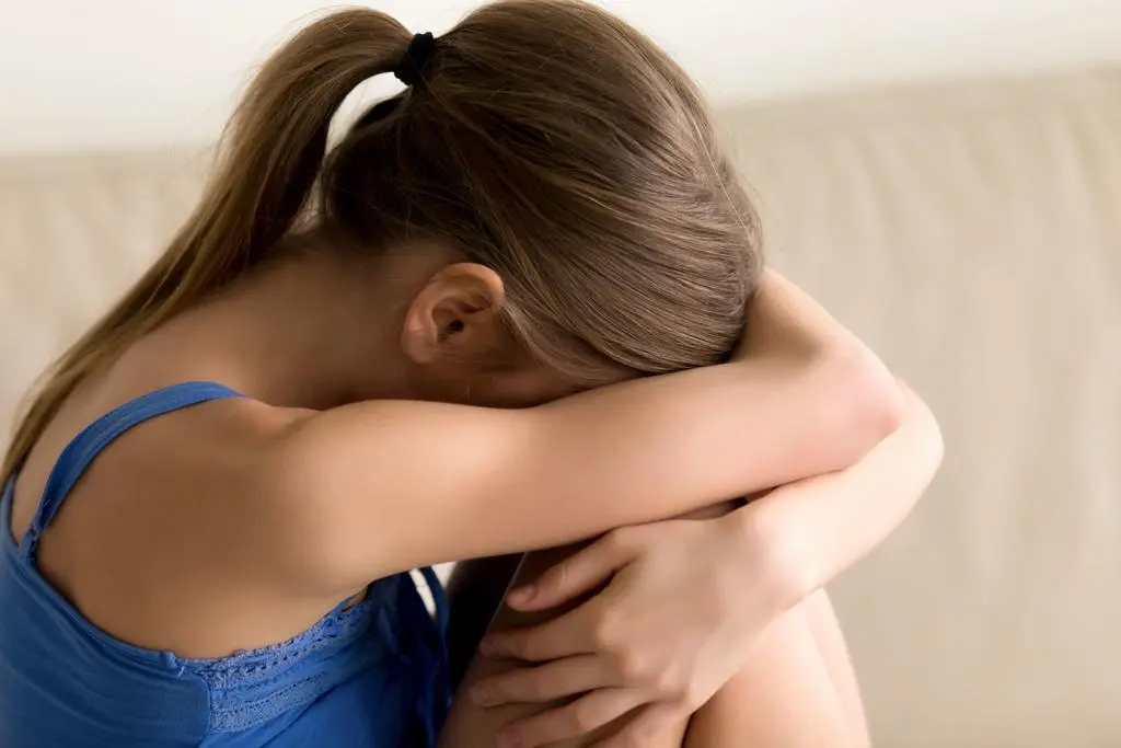 imagen de archivo joven llorando