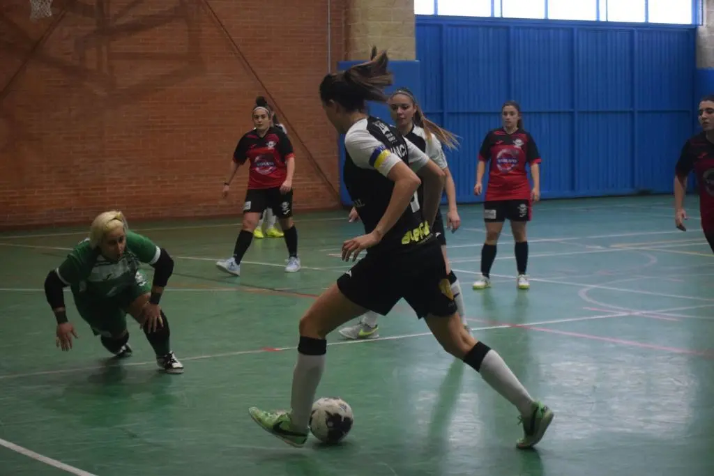 Blanca lanza a portería para anotar el 2-0