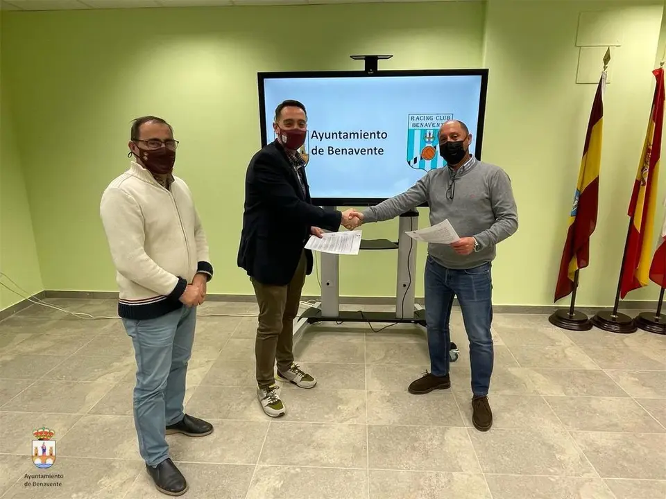 Firma convenio colaboración Ayuntamiento de Benavente y el Racing Club Benavente