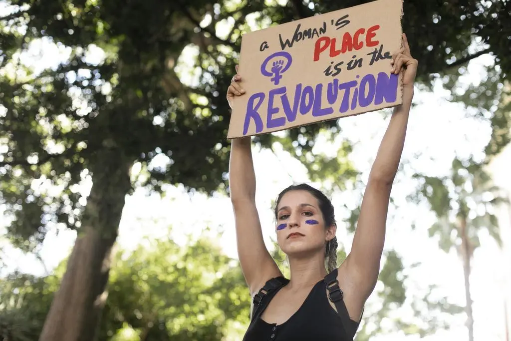 mujer en manifestación