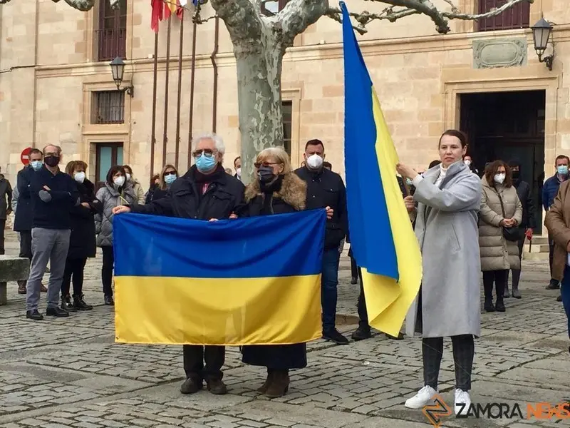 Minutos de silencio por Ucrania en Zamora. okhsana, en el centro de la imagen, sosteniendo una de las banderas junto a su marido
