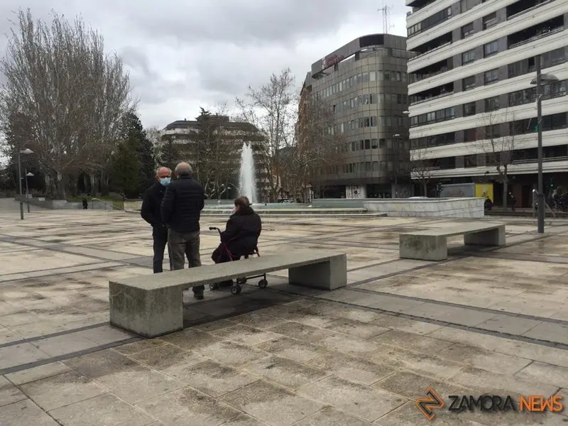 Gente en la Plaza de la Marina de Zamora