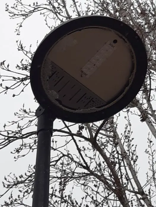 Estado de una de las farolas atacadas en el parque de Los Tres Árboles