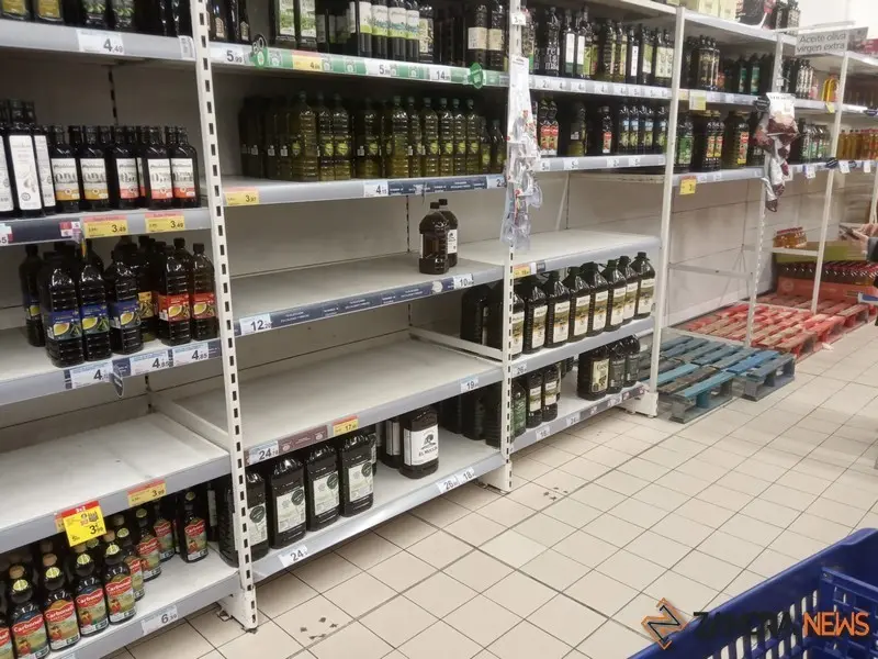 Estanterías de aceite vacías en un supermercado de Zamora
