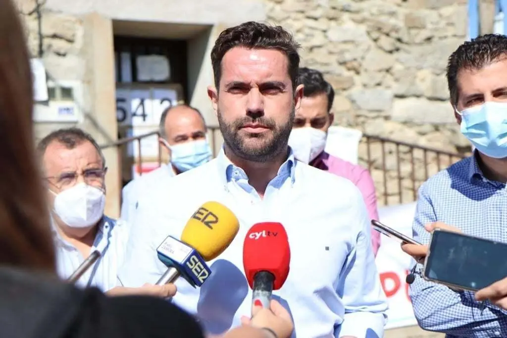 PSOE Zamora.  Antidio Fagúndez y Luis Tudanca en Monumenta de Sayago