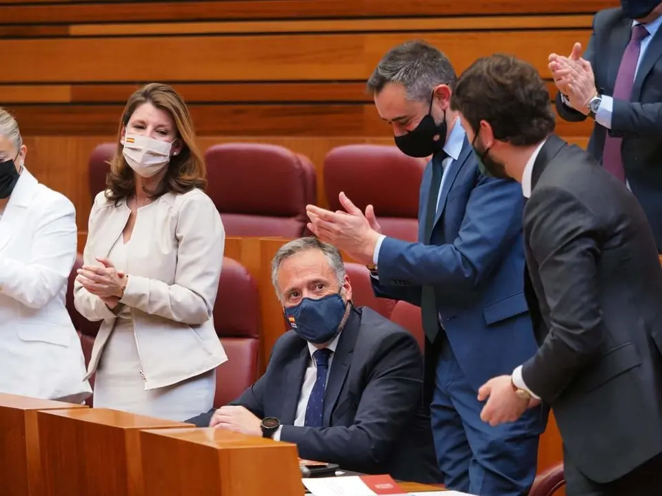 El candidato de VOX, Carlos Pollán Fernández (en el centro de la imagen), procurador electo por la provincia de León y miembro del Partido VOX, ha sido elegido Presidente de la Cámara. Fotografía: Facebook Cortes de Castilla y León