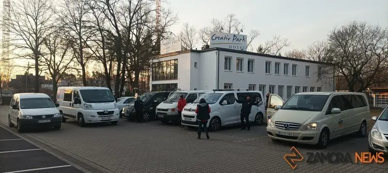 Los integrantes del convoy parten del hotel en el que han descansado. Foto Paco Colmenero