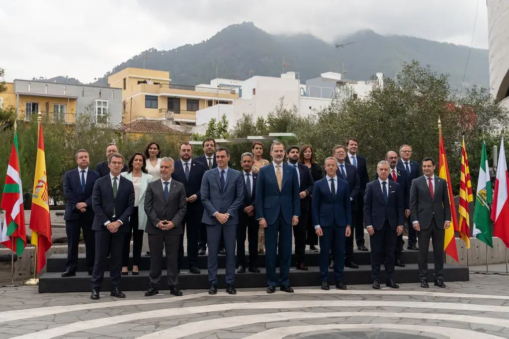 Conferencia presidentes. Foto oficial de Pedro Sánchez, el rey Felipe VI y los presidentes autonómicos