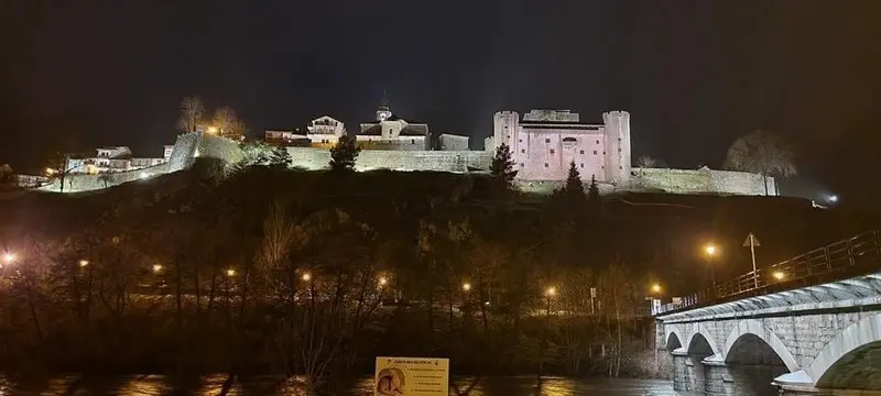 Vista nocturna de Puebla de Sanabria