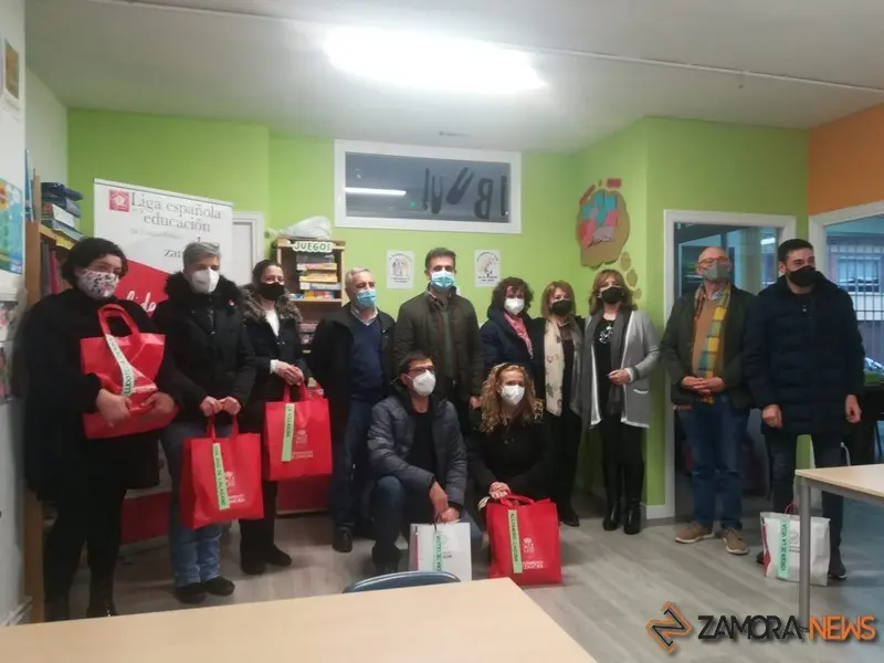 Entrega de libros en la Ludoteca