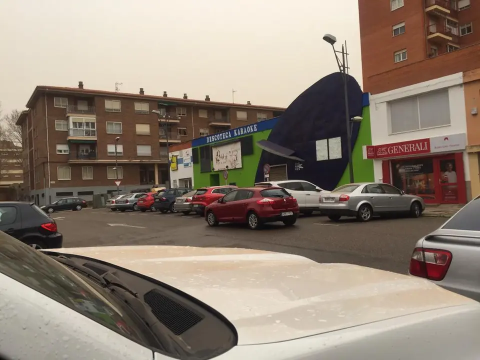 Restos de calima sobre el capó de un vehículo