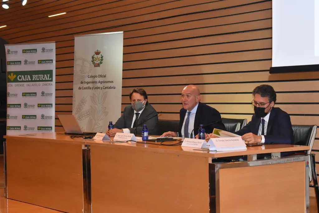 El consejero de Agricultura, Ganadería y Desarrollo Rural en funciones, Jesús Julio Carnero, ha inaugurado hoy en Valladolid una jornada sobre el sector agrario de Castilla y León ante la nueva PAC
