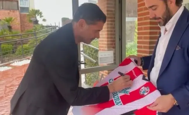Fernando Hierro firma una camiseta del Zamora