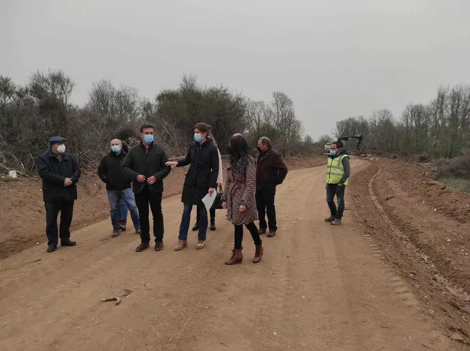 La+delegada+visita+caminos+rurales+en+Asturianos
