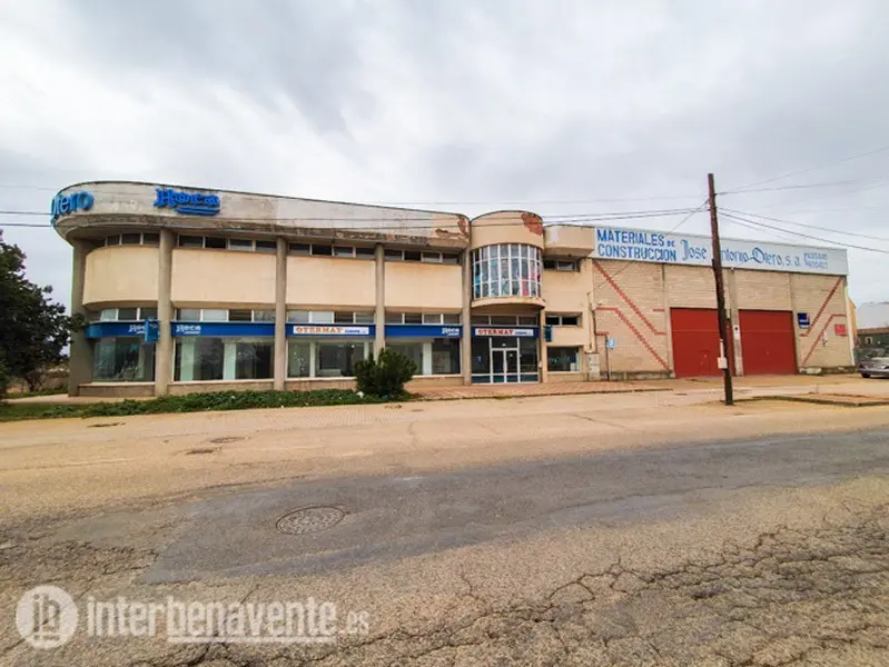 Nave en la que se abrirá la nueva superficie comercial. Foto Interbenavente