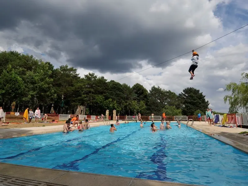 Piscina en el campamento de San Pedro de las Herrerías