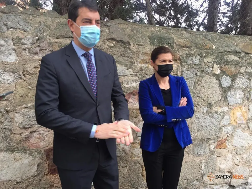 El consejero de la Presidencia en funciones, Ángel Ibáñez,  junto a la delegada territorial en funciones de la Junta de Castilla y León en Zamora, Clara San Damián