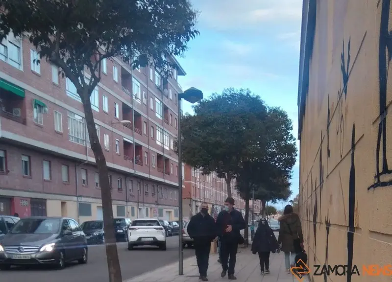Viandantes en calle Obispo Acuña