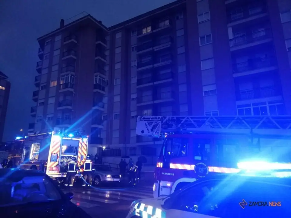 Los bomberos intervienen en una vivienda en la calle Consejo de Europa