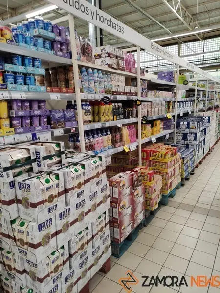 Estanterías repletas en Carrefour