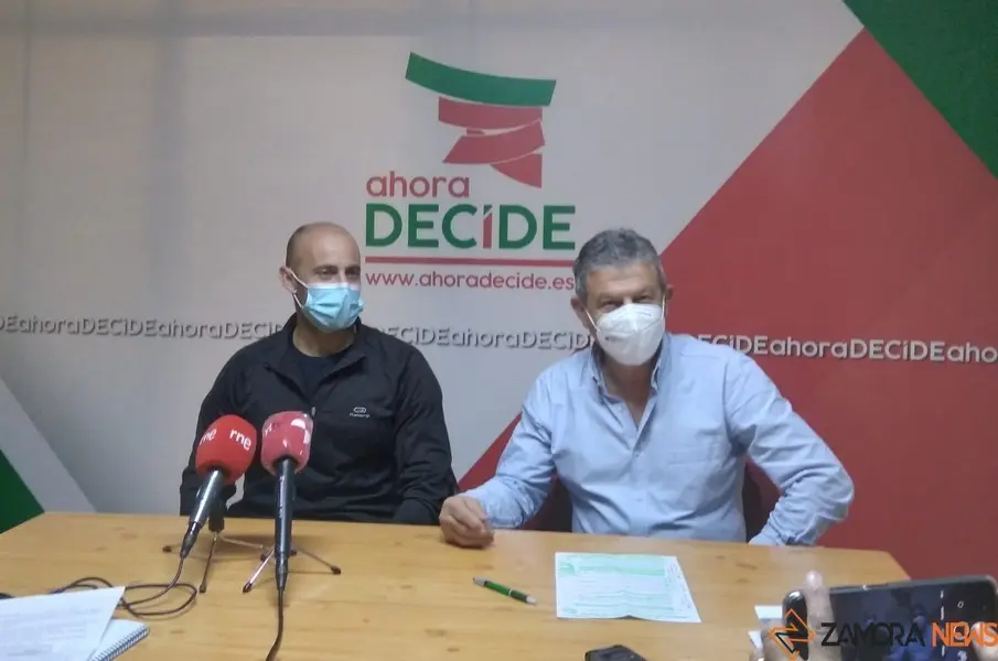 Manuel Fuentes, de Ahora Decide, en rueda de prensa con el bombero Javier Bodego. Foto de archivo
