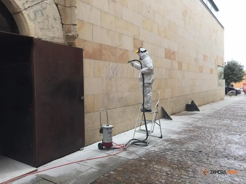 Trabajadores limpiando la fachada del Museo Etnográfico