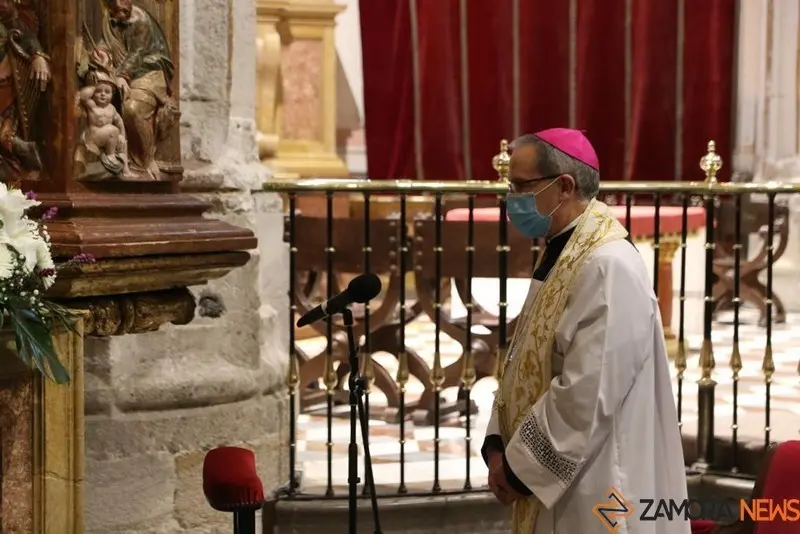 Monseñor Valera preside el rezo en la Catedral