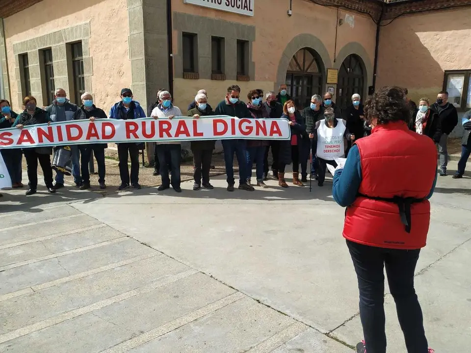 Ángeles Santos procede a la lectura del manifiesto de la Plataforma en Defensa de la Sanidad Pública de Sayago