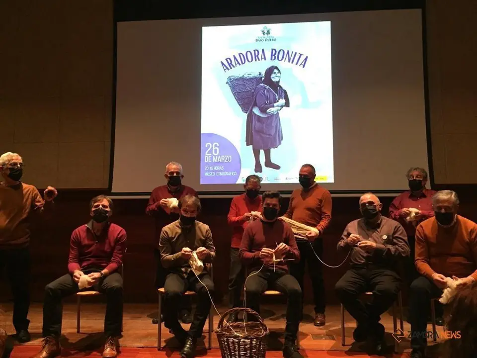Hombres de la Asociación Etnográfica Bajo Duero en "Aradora Bonita"