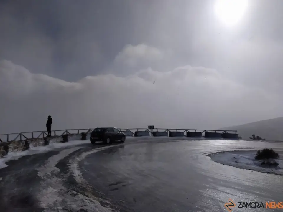 Imagen de archivo de una vía con nieve en Sanabria