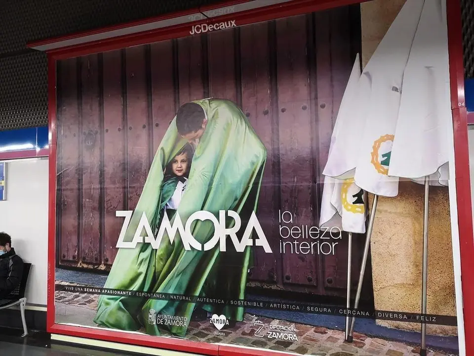 Promoción de la Semana Santa de Zamora en el metro de Madrid. Fotografía: FR en el grupo de Facebook Somos Zamora