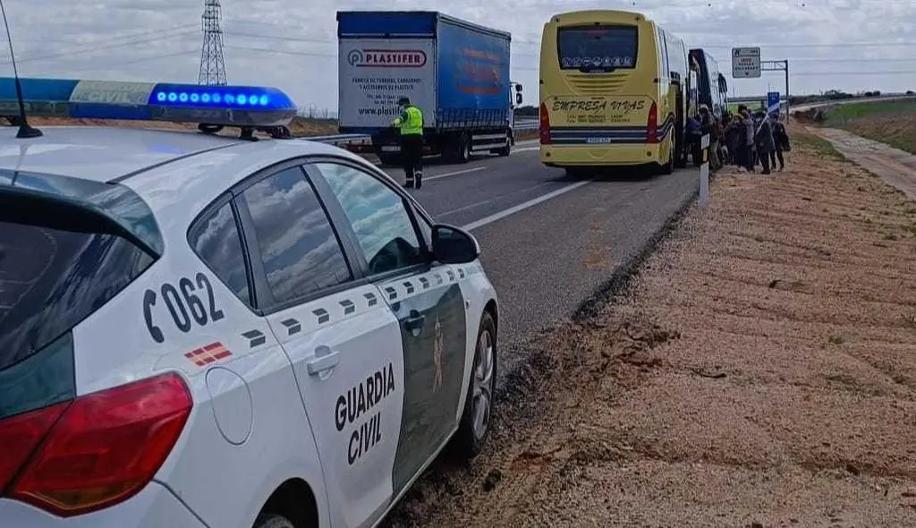 Accidente en la A-66 por reventón de dos ruedas en un autobús a la altura de Roales
