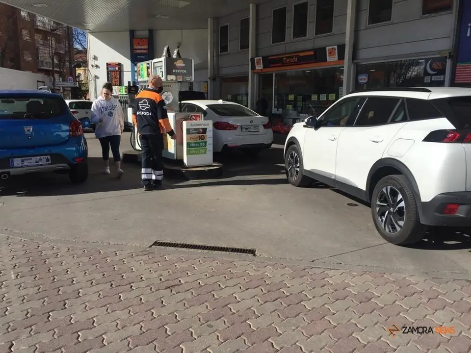 Gasolinera en el centro de Zamora en el primer día de los descuentos de 20 céntimos anunciados por el Gobierno
