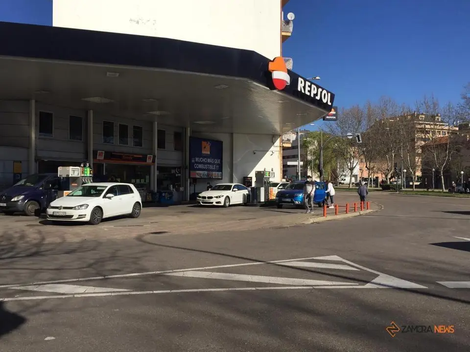 Estación de Repsol en la avenida Requejo en el primer día de descuentos anunciados por el Estado