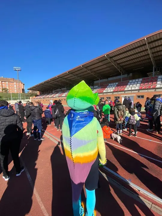 El simpático camaleón toma parte en la XVIII marcha solidaria Autismo Zamora. Fotografía: Trilema Zamora