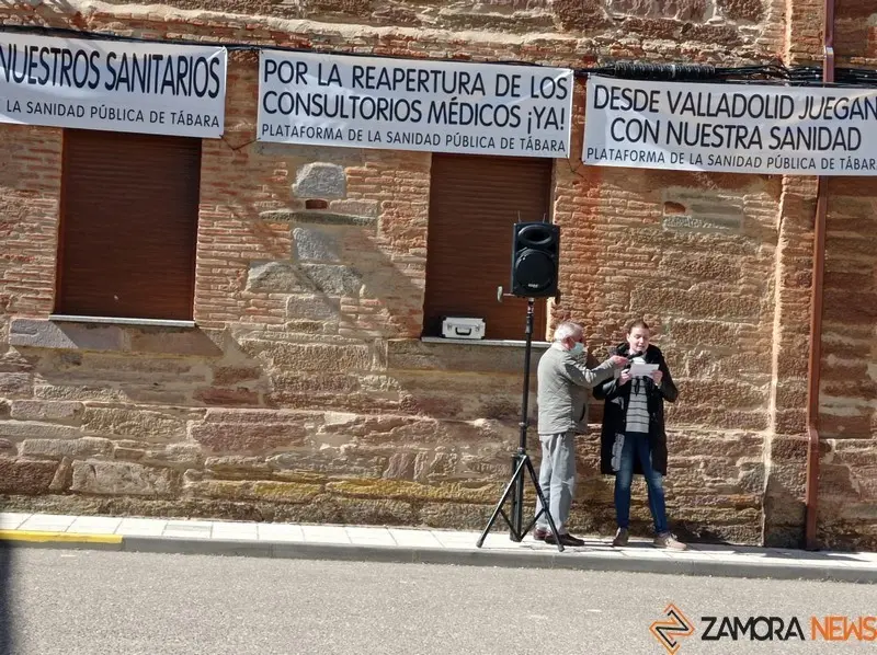 Azahara lee el manifiesto de la Plataforma en Defensa de la Sanidad de Tábara
