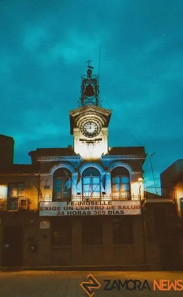Iluminación en el Ayuntamiento de Fermoselle por el Día del Autismo